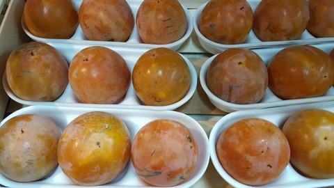 Kaki frutta di stagione dal il melograno frutta a Carmagnola.